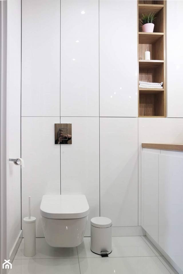 Biało- drewniana nowoczesna łazienka. - zdjęcie od dobrawixa
