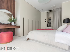 Jasne kolory w apartamencie pod Warszawą - Średnia szara sypialnia - zdjęcie od One Design