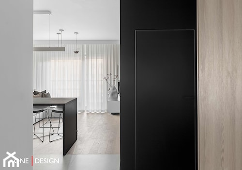 Minimalistyczne mieszkanie dla singla - Mały czarny szary hol / przedpokój - zdjęcie od One Design
