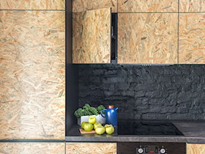 Mocne kontrasty na Wilczej - Mała otwarta z kamiennym blatem czarna z zabudowaną lodówką kuchnia jednorzędowa z wyspą lub półwyspem - zdjęcie od One Design