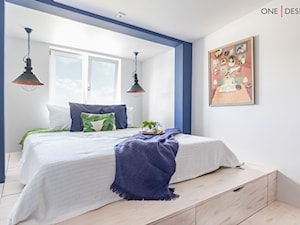 Energetyczne boho na Starym Mokotowie - Mała biała niebieska sypialnia - zdjęcie od One Design