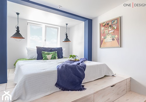 Energetyczne boho na Starym Mokotowie - Mała biała niebieska sypialnia - zdjęcie od One Design