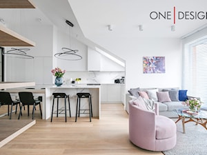 Jasne kolory w apartamencie pod Warszawą - Mały biały salon z kuchnią z jadalnią - zdjęcie od One Design