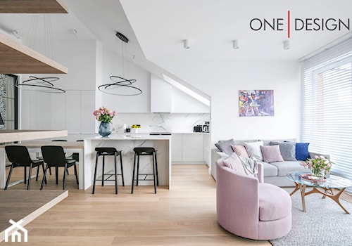 Jasne kolory w apartamencie pod Warszawą - Mały biały salon z kuchnią z jadalnią - zdjęcie od One Design