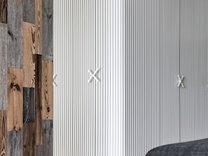 Proste formy z postarzanym drewnem na Wilanowie - Średni biały brązowy hol / przedpokój - zdjęcie od One Design