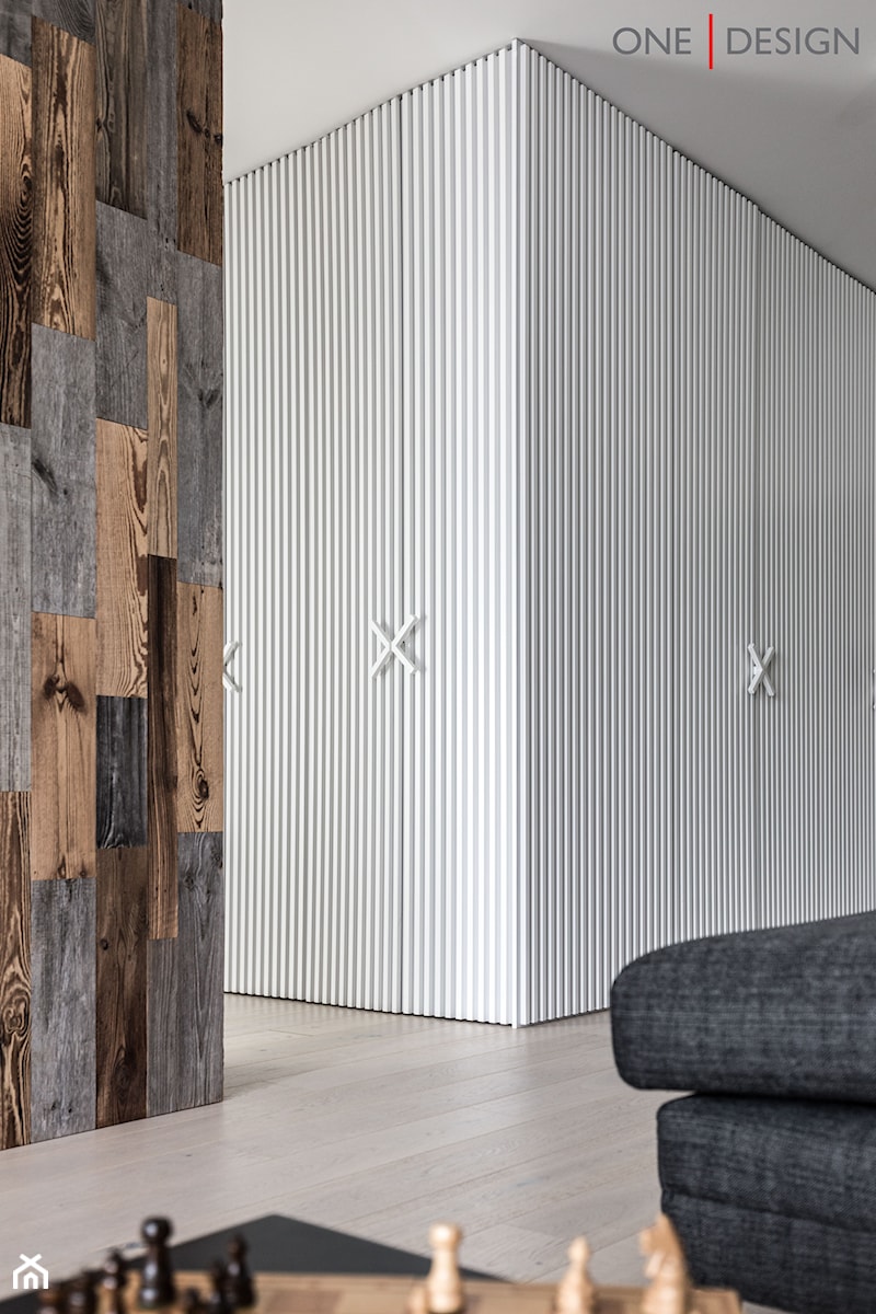 Proste formy z postarzanym drewnem na Wilanowie - Średni biały brązowy hol / przedpokój - zdjęcie od One Design