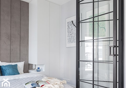 Lokal pod wynajem w inwestycji Mennica Residence - Mała biała szara sypialnia - zdjęcie od One Design