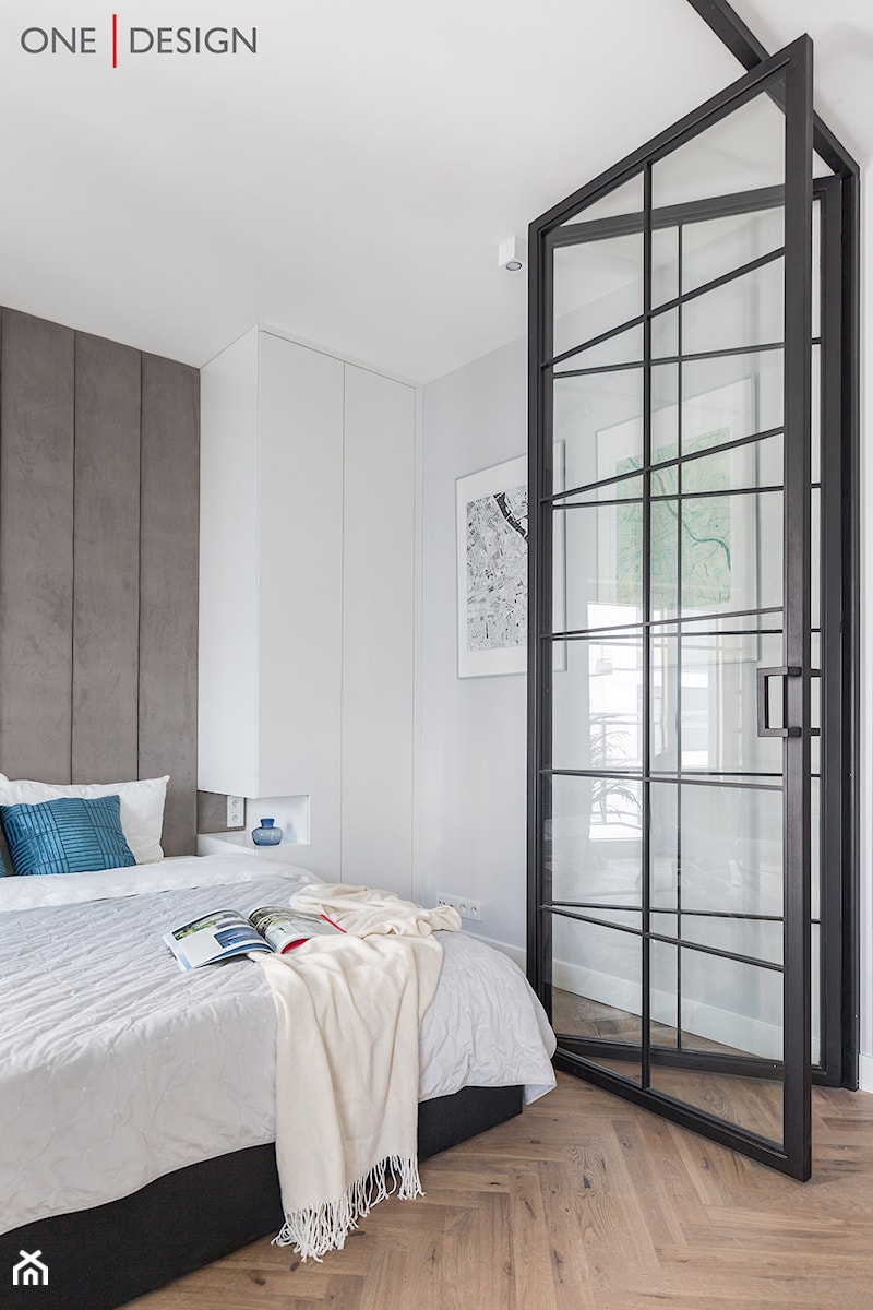Lokal pod wynajem w inwestycji Mennica Residence - Mała biała szara sypialnia - zdjęcie od One Design