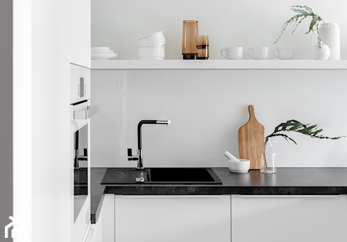 Minimalistyczne mieszkanie dla singla - Średnia biała z zabudowaną lodówką kuchnia w kształcie litery l - zdjęcie od One Design