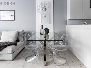 Przytulne i jasne wnętrze na Żoliborzu - Średnia biała szara jadalnia w salonie w kuchni - zdjęcie od One Design