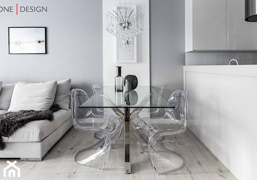 Przytulne i jasne wnętrze na Żoliborzu - Średnia biała szara jadalnia w salonie w kuchni - zdjęcie od One Design