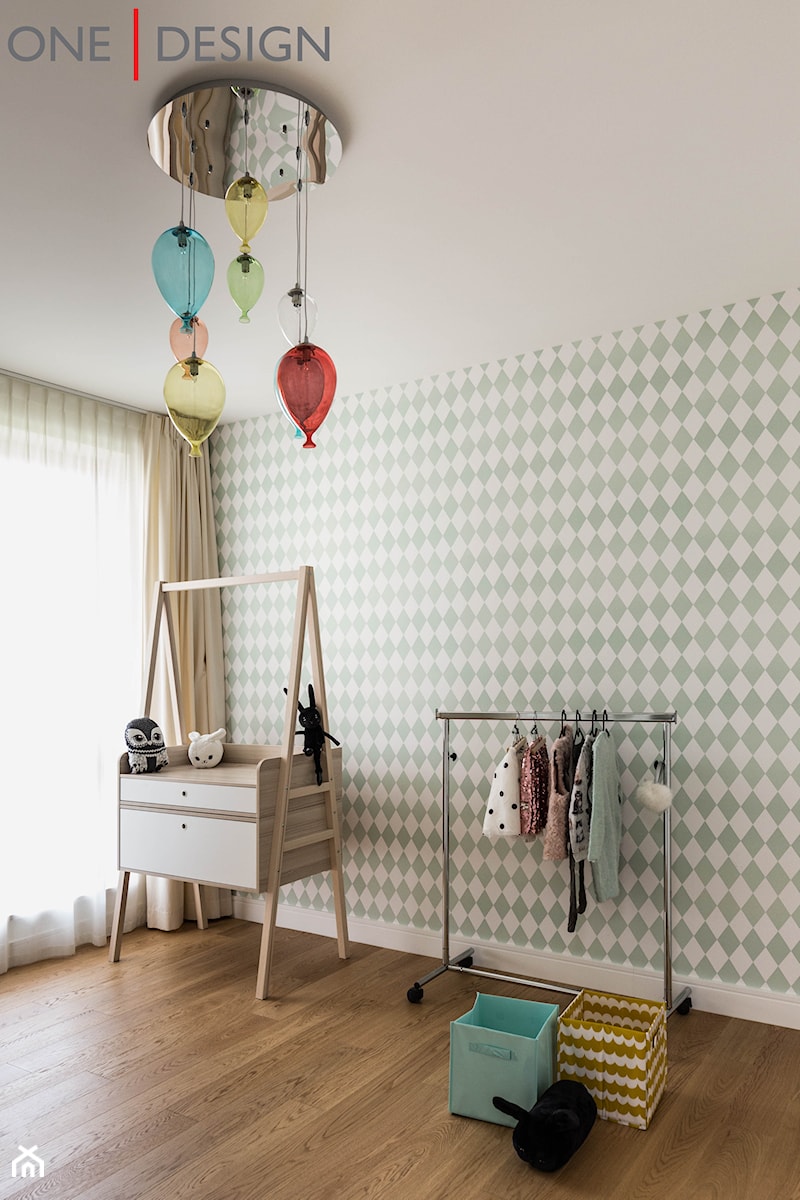 Kolory ziemi w lokalu na Mokotowie - Średni biały zielony pokój dziecka dla dziecka dla chłopca dla dziewczynki - zdjęcie od One Design