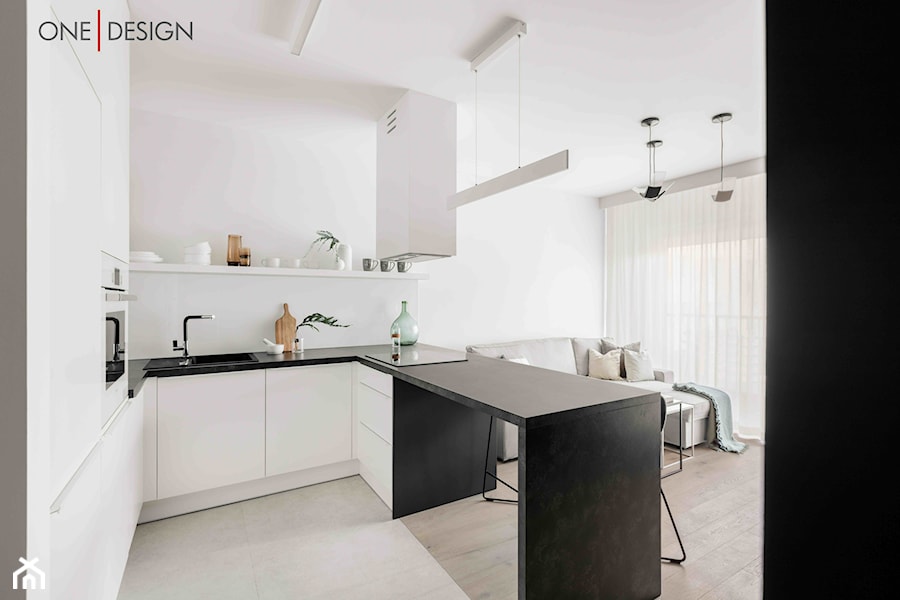 Minimalistyczne mieszkanie dla singla - Średnia otwarta biała z zabudowaną lodówką z nablatowym zlewozmywakiem kuchnia w kształcie litery u - zdjęcie od One Design