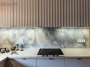 Kolory ziemi w lokalu na Mokotowie - Mała zamknięta z kamiennym blatem szara z zabudowaną lodówką kuchnia w kształcie litery l z kompozytem na ścianie nad blatem kuchennym - zdjęcie od One Design
