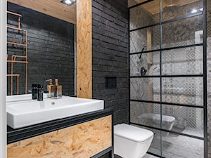 Mocne kontrasty na Wilczej - Średnia bez okna z lustrem z punktowym oświetleniem łazienka - zdjęcie od One Design