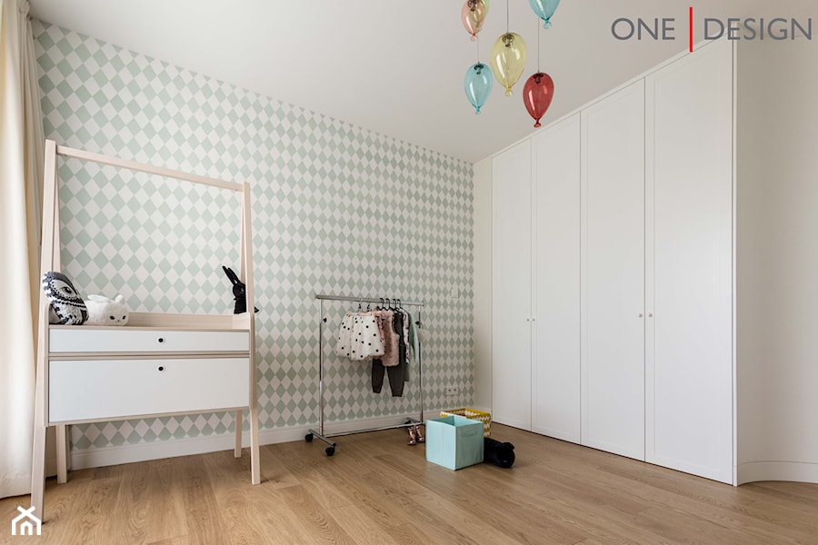 Kolory ziemi w lokalu na Mokotowie - Duży biały szary pokój dziecka dla dziecka dla nastolatka dla dziewczynki - zdjęcie od One Design
