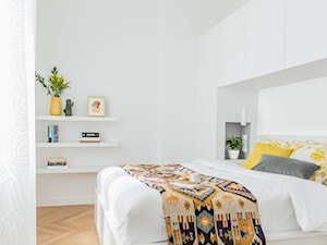 Minimalistyczne wnętrze na Powiślu - Mała biała sypialnia - zdjęcie od One Design