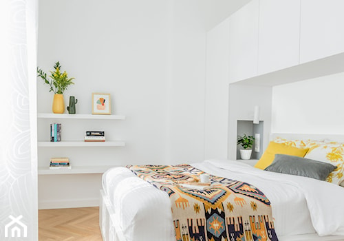 Minimalistyczne wnętrze na Powiślu - Mała biała sypialnia - zdjęcie od One Design