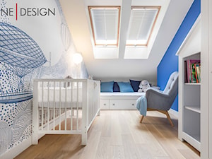 Jasne kolory w apartamencie pod Warszawą - Mały biały niebieski pokój dziecka dla niemowlaka dla chłopca, styl minimalistyczny - zdjęcie od One Design