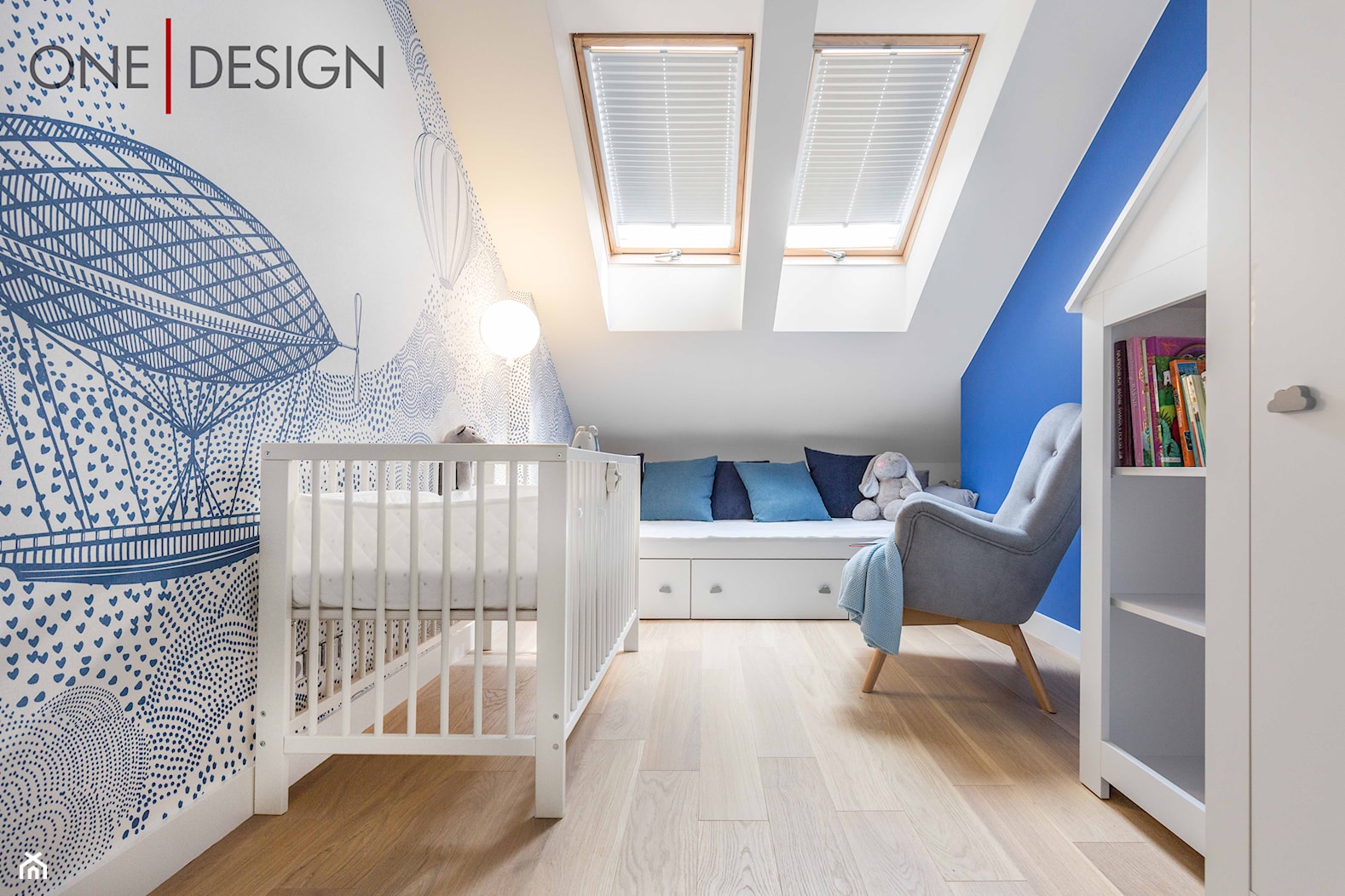 Jasne kolory w apartamencie pod Warszawą - Mały biały niebieski pokój dziecka dla niemowlaka dla chłopca, styl minimalistyczny - zdjęcie od One Design - Homebook