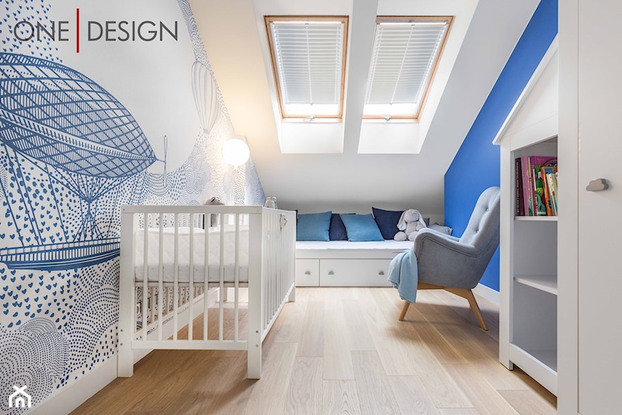 Jasne kolory w apartamencie pod Warszawą - Mały biały niebieski pokój dziecka dla niemowlaka dla chłopca, styl minimalistyczny - zdjęcie od One Design