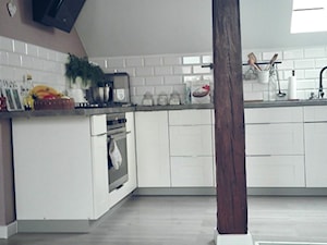 Metamorfoza strychu - Średnia otwarta z salonem biała szara z zabudowaną lodówką z nablatowym zlewozmywakiem kuchnia w kształcie litery l z oknem - zdjęcie od Ania Boczoń 2
