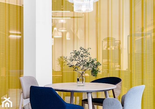 Projekt salonu wyposażenia wnętrz EUFORMA w Gdańsku - Mała biała żółta jadalnia w salonie jako osobne pomieszczenie - zdjęcie od Marta Koniczuk Pracownia Architektury Wnętrz