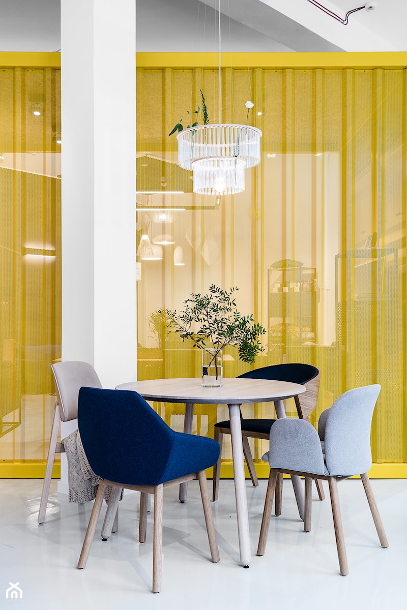 Projekt salonu wyposażenia wnętrz EUFORMA w Gdańsku - Mała biała żółta jadalnia w salonie jako osobne pomieszczenie - zdjęcie od Marta Koniczuk Pracownia Architektury Wnętrz