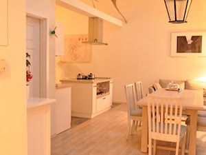 Dom na Woli Justowskiej w Krakowie - Średnia beżowa jadalnia w salonie w kuchni, styl skandynawski - zdjęcie od IdaDesign.pl
