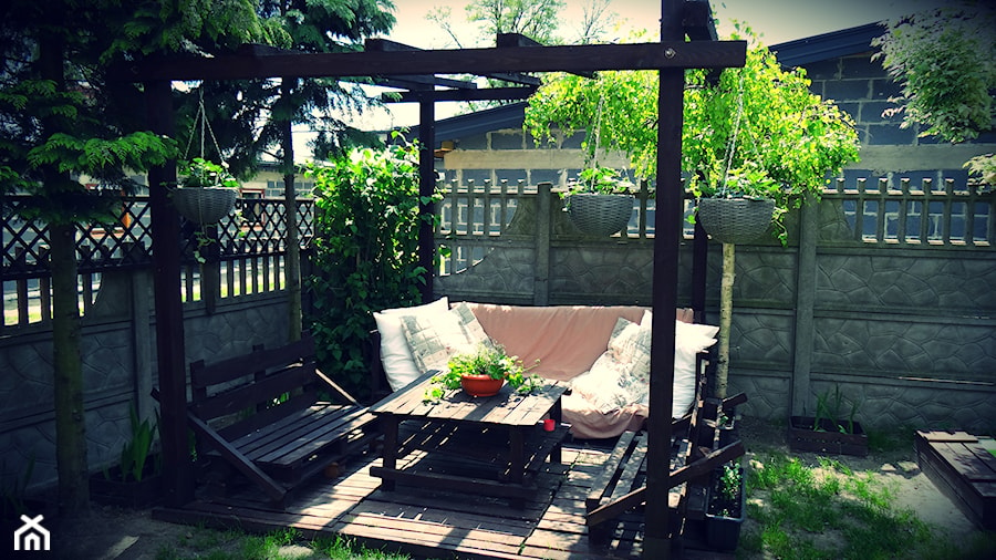 ekoogród przydomowy - Średni ogród za domem z pergolą, styl tradycyjny - zdjęcie od Anita Kaczmarek