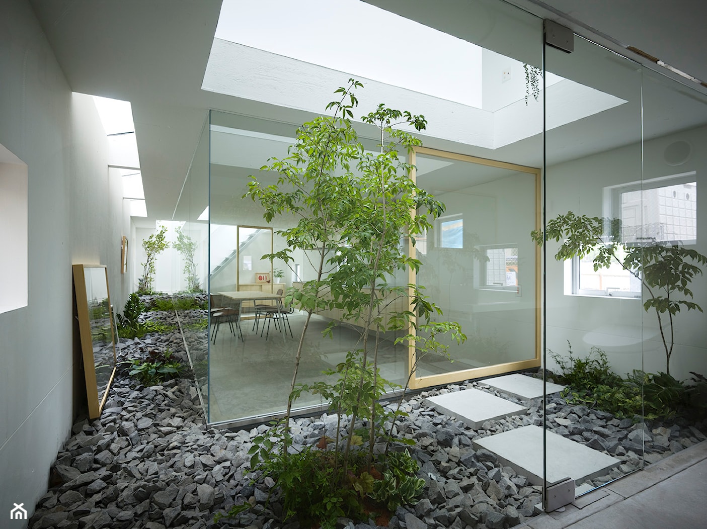 Dom dla roślin - Średnia beżowa jadalnia jako osobne pomieszczenie, styl minimalistyczny - zdjęcie od Homebook Design - Homebook