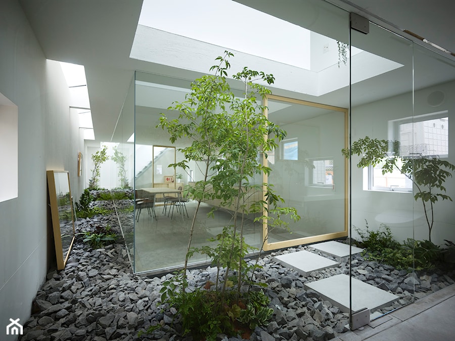 Dom dla roślin - Średnia beżowa jadalnia jako osobne pomieszczenie, styl minimalistyczny - zdjęcie od Homebook Design