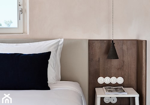 Hotel na greckiej wyspie - Mała beżowa sypialnia, styl nowoczesny - zdjęcie od Homebook Design