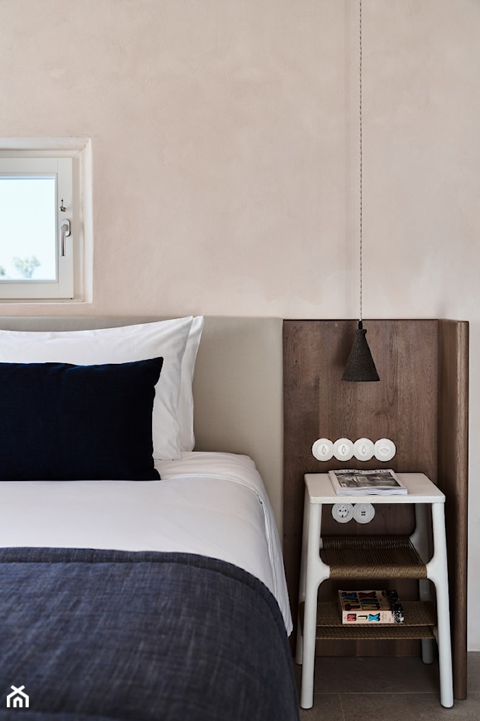 Hotel na greckiej wyspie - Mała beżowa sypialnia, styl nowoczesny - zdjęcie od Homebook Design - Homebook