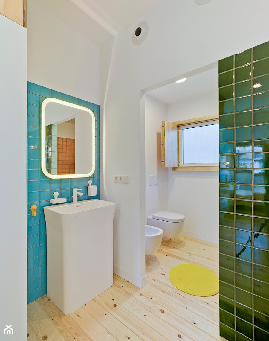 Przyjazny dom w Sagunto - Średnia na poddaszu łazienka z oknem, styl nowoczesny - zdjęcie od Homebook Design