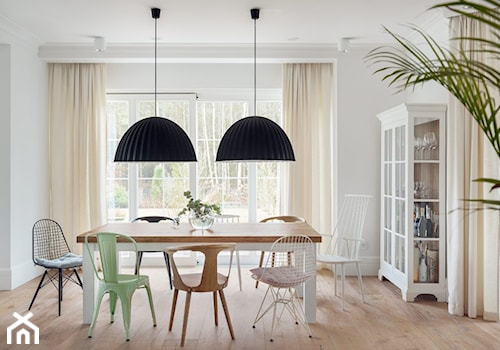 Dom w Trójmieście - Duża biała jadalnia jako osobne pomieszczenie - zdjęcie od Homebook Design