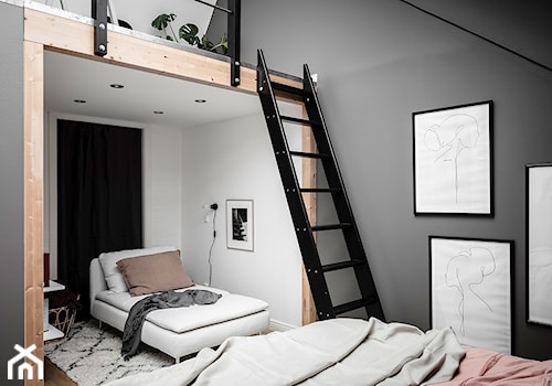 Mieszkać po szwedzku - Średnia biała szara sypialnia na poddaszu, styl skandynawski - zdjęcie od Homebook Design