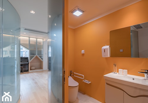 Nietypowe mieszkanie, dla typowej rodziny - Duża na poddaszu bez okna z lustrem łazienka, styl nowoczesny - zdjęcie od Homebook Design