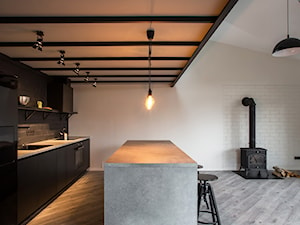 Minimalistyczny loft na Litwie - Średnia otwarta z kamiennym blatem czarna szara z zabudowaną lodówką z nablatowym zlewozmywakiem kuchnia dwurzędowa z wyspą lub półwyspem z oknem, styl industrialny - zdjęcie od Homebook Design