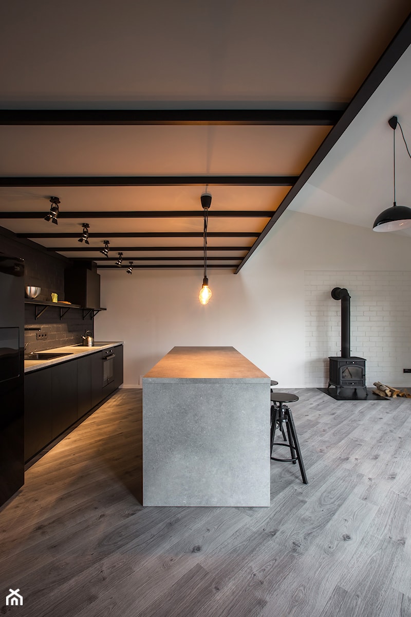 Minimalistyczny loft na Litwie - Średnia otwarta z kamiennym blatem czarna szara z zabudowaną lodówką z nablatowym zlewozmywakiem kuchnia dwurzędowa z wyspą lub półwyspem z oknem, styl industrialny - zdjęcie od Homebook Design