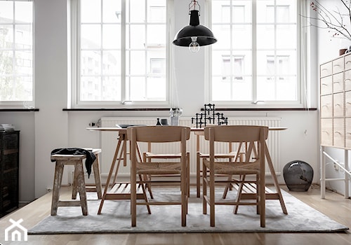 Mieszkać po szwedzku - Mała szara jadalnia jako osobne pomieszczenie, styl skandynawski - zdjęcie od Homebook Design