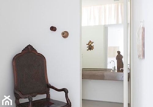 Dom kolekcjonera sztuki - Mała bez okna z lustrem z punktowym oświetleniem łazienka - zdjęcie od Homebook Design