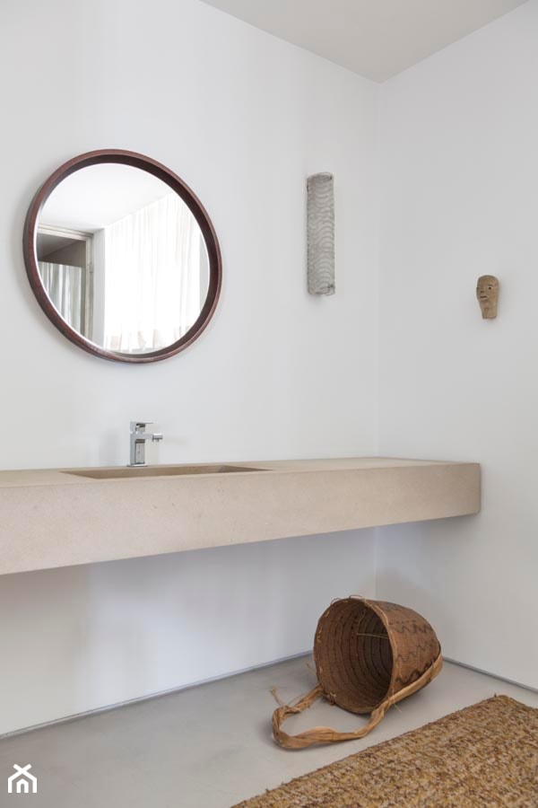 Dom kolekcjonera sztuki - Bez okna łazienka - zdjęcie od Homebook Design
