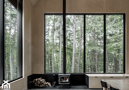 W klimacie północy – niezwykły dom w lesie - Duży szary salon z jadalnią - zdjęcie od Homebook Design
