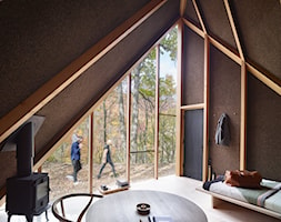 Energooszczędny domek - Średni brązowy salon z tarasem / balkonem - zdjęcie od Homebook Design - Homebook