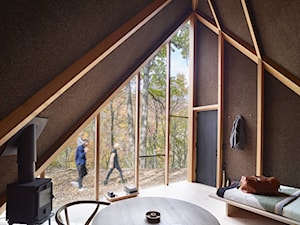 Energooszczędny domek - Średni brązowy salon z tarasem / balkonem - zdjęcie od Homebook Design