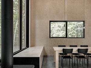 W klimacie północy – niezwykły dom w lesie - Średnia beżowa jadalnia w salonie - zdjęcie od Homebook Design