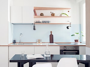 Małe mieszkanie z dwoma sypialniami - Mała z salonem biała z zabudowaną lodówką z podblatowym zlewozmywakiem kuchnia jednorzędowa, styl nowoczesny - zdjęcie od Homebook Design