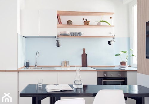 Małe mieszkanie z dwoma sypialniami - Mała z salonem biała z zabudowaną lodówką z podblatowym zlewozmywakiem kuchnia jednorzędowa, styl nowoczesny - zdjęcie od Homebook Design