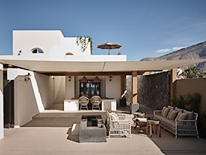 Hotel na greckiej wyspie - Duży z podłoga z płyt betonowych z meblami ogrodowymi taras z tyłu domu, styl nowoczesny - zdjęcie od Homebook Design